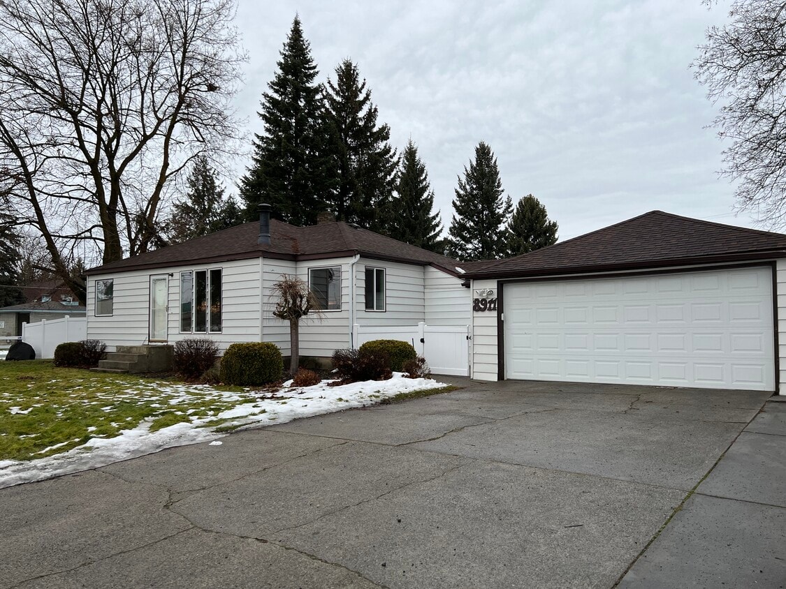8911 E Upriver Dr, Spokane, WA 99212 House Rental in Spokane, WA