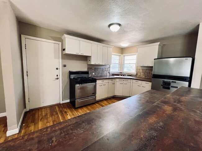 Building Photo - MOVE-IN TODAY FOR JUST $1,675: Large 4/2.5...