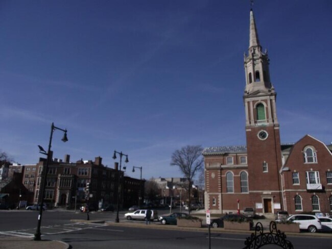 Building Photo - 879 Beacon St