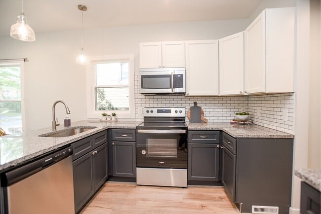 Stainless appliances & plenty of storage - 4821 Ebersole Ave