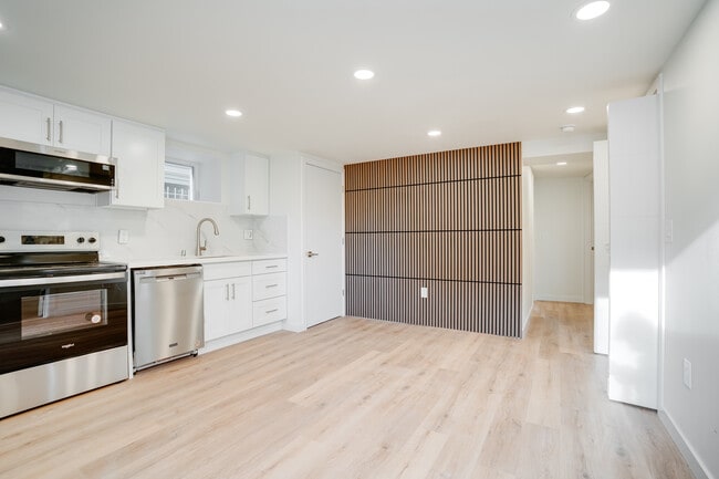 Building Photo - 2581 9th Ave W