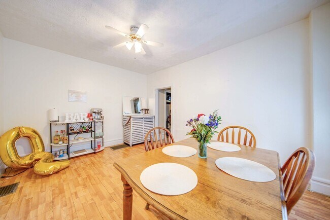 Foto del edificio - Ultimate 6-Bedroom House with Modern Kitchen, Baths & Private Parking!