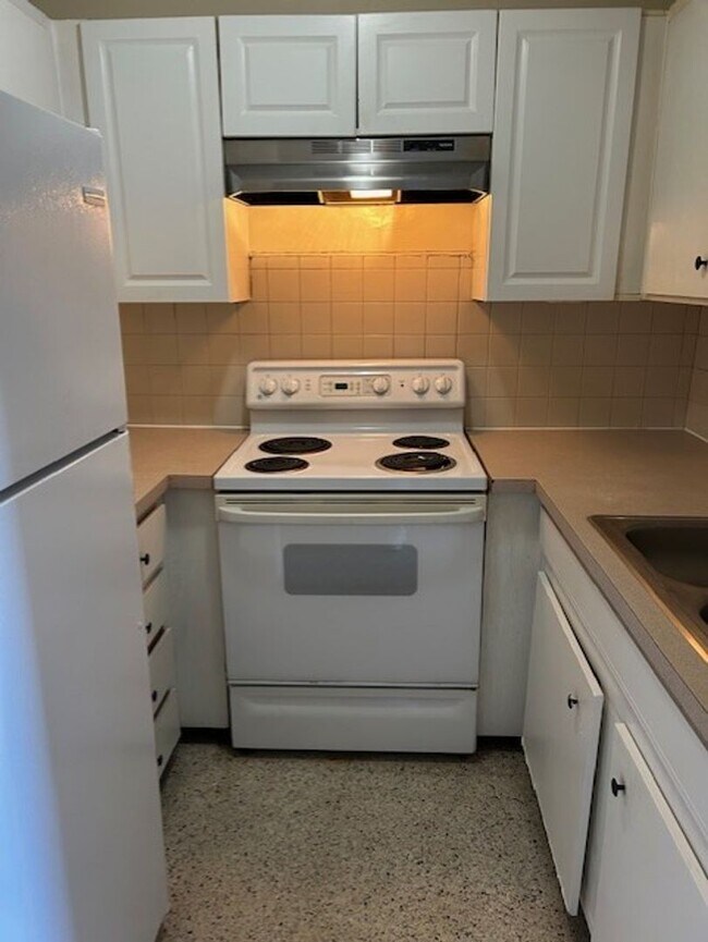 Foto del edificio - 1/2 OFF 3RD MONTHS RENT!! 1/1 centrally located