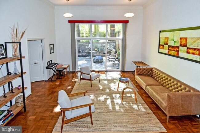 Foto del edificio - 2700 Unicorn Ln NW