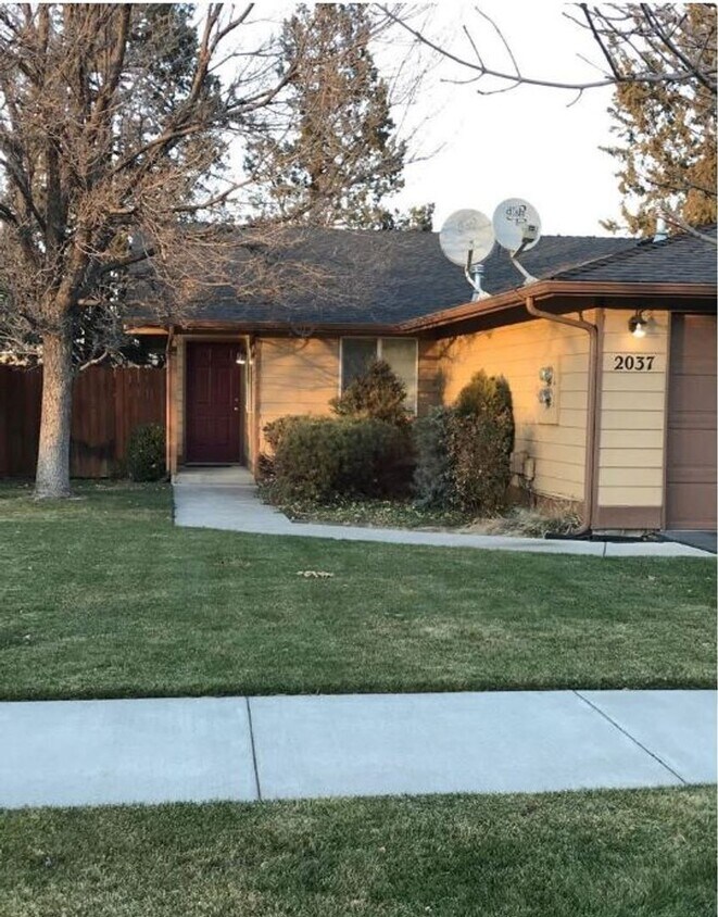 Primary Photo - 2035-2037 NW Elm Ave