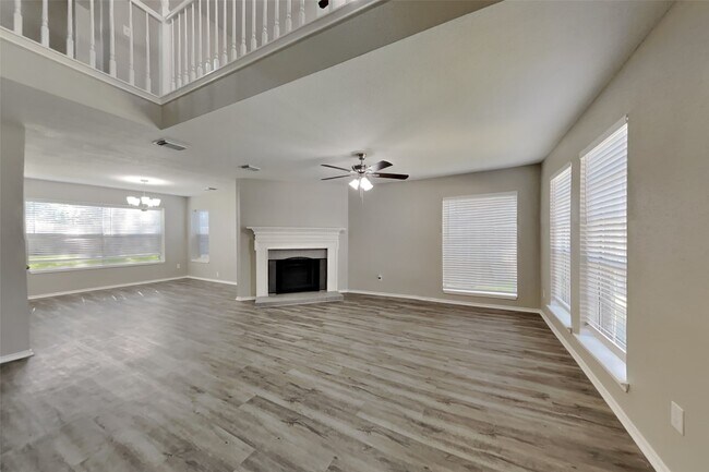 Building Photo - 16823 Scenic Gardens Dr