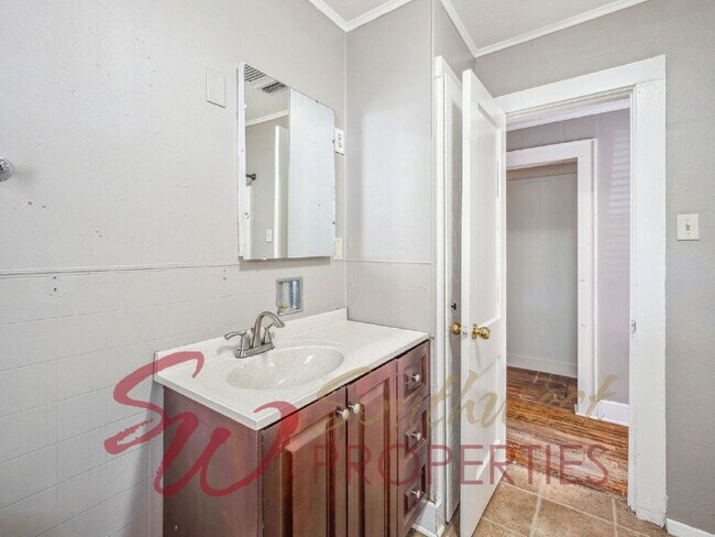 Building Photo - Charming 2 Bed / 1 Bath – Walk to Campus