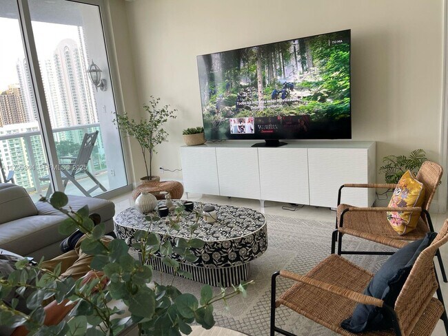 Foto del edificio - 100 Bayview Dr