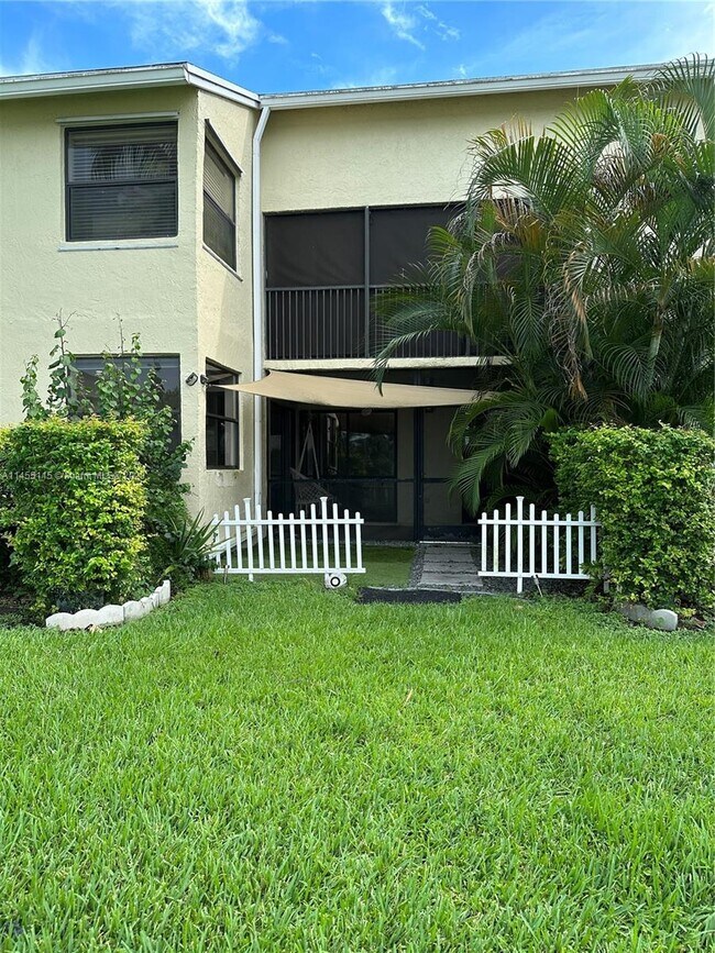 Building Photo - 999 Hamilton Dr