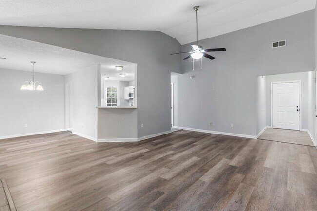 Foto del edificio - 1045 Forest W Ct