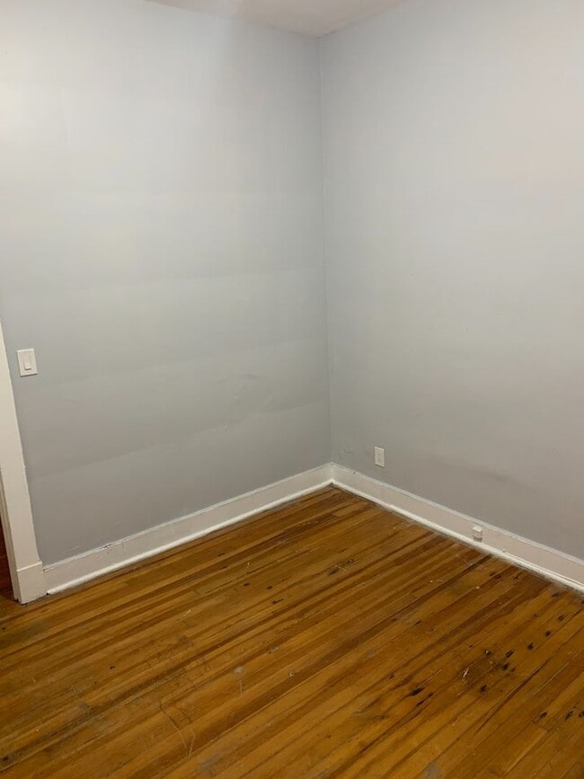 Building Photo - Student-Friendly 1-Bedroom Apartment | Heat & Hot Water Included | Steps from Center Square