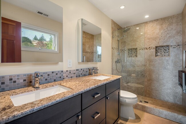 Building Photo - Beautiful single family home partly furnis...