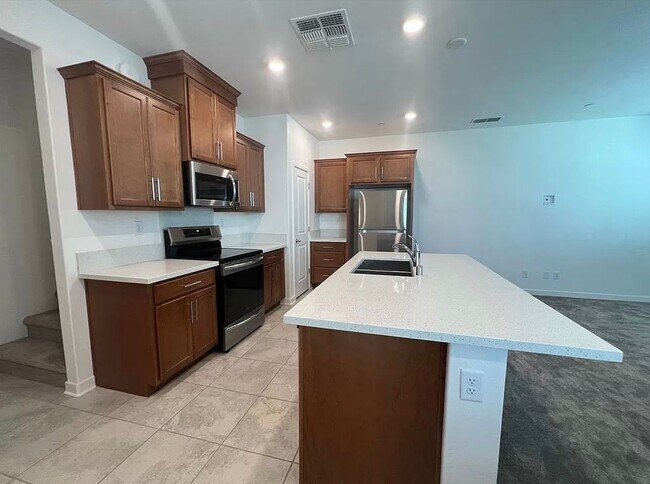 Foto del edificio - 5301 E Commerce Way