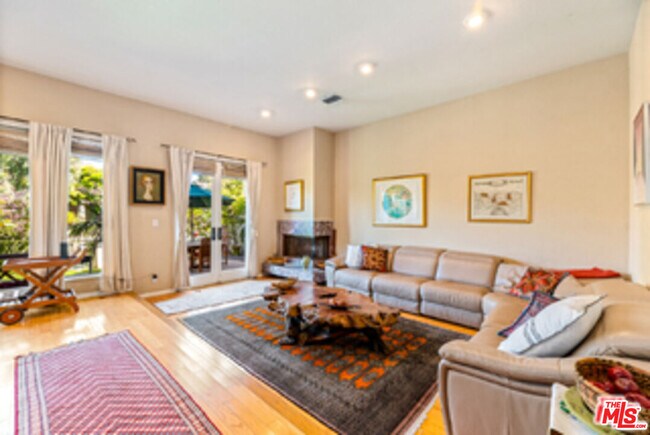 Foto del edificio - 225 Sherman Canal