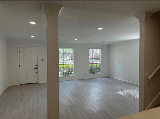 Foto del edificio - 14401 Misty Meadow Ln