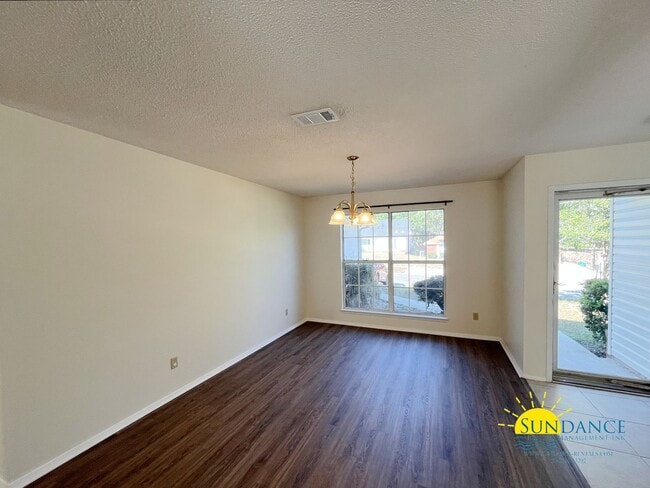 Building Photo - Great 3 Bedroom Family Home With Bonus Room in Niceville!