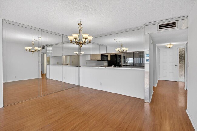 Foto del edificio - 8030 Hampton Blvd