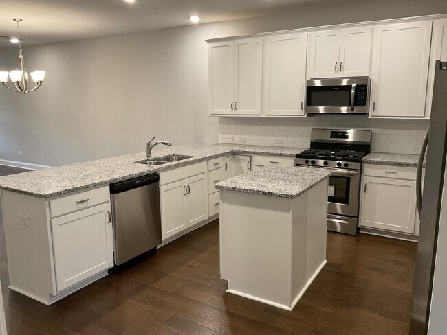 Building Photo - Like New Townhome With 3 Beds, 3 Bath & 2 ...