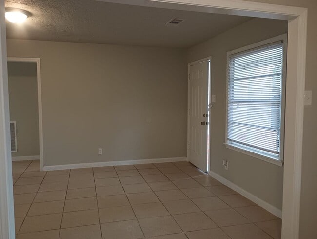 Photo - Cozy 2 bed / 1 bath - Move in Ready! House