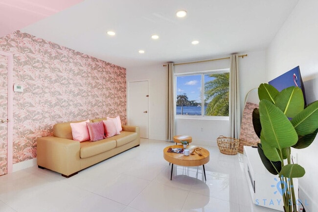 Building Photo - 809 S Ocean Dr