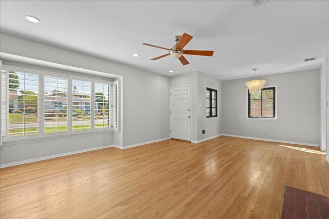 Foto del edificio - Charming Westchester House with Private Yard