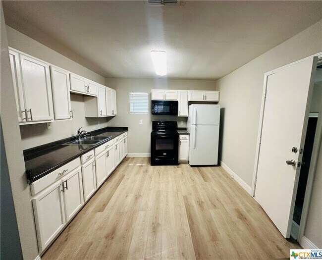 Building Photo - 1409 E Mistletoe Ave