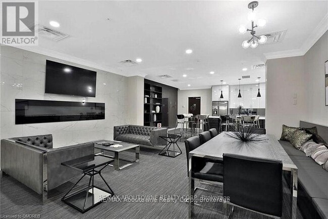 Building Photo - 118 King St E