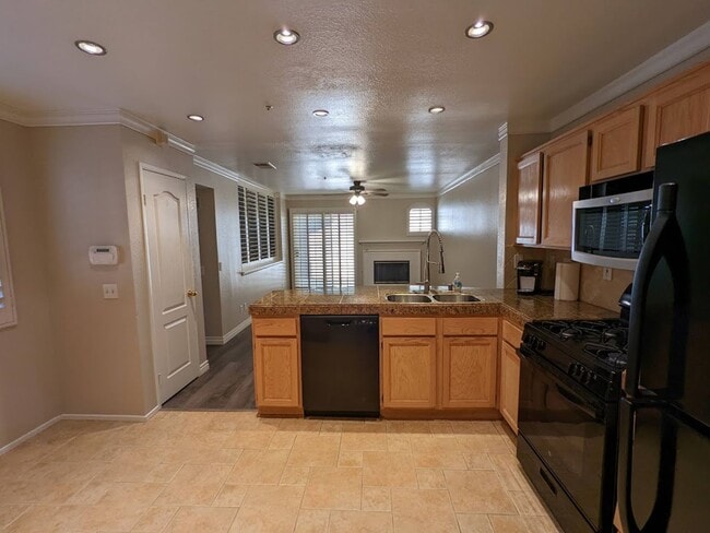 Foto del edificio - You will love this beautiful townhouse near Victoria Gardens!