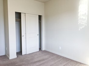 Quartz Light Bedroom - Stoneplace Apartment Homes