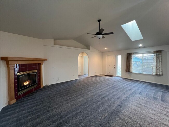 Foto del edificio - Open Concept Living Close to Downtown Gran...