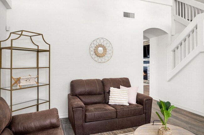 Building Photo - Stunning 4 bedroom, 2.5 bath home in West ...