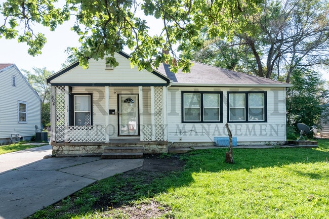 Building Photo - 804 N Battin St