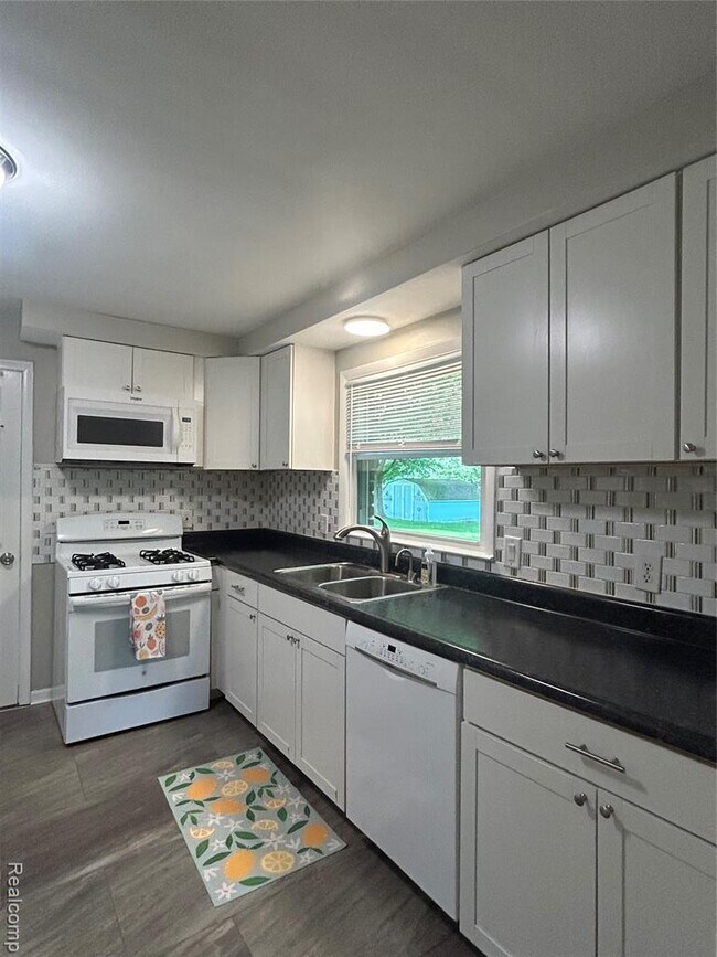 Foto del edificio - 3364 Elder Rd