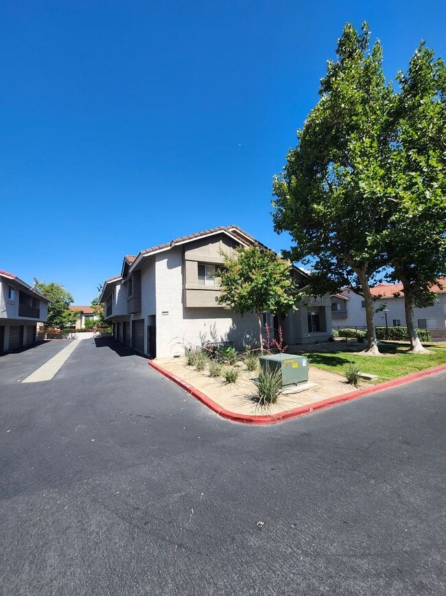 Building Photo - Beautiful 2 bedroom 1.75  bath Home Alta Loma
