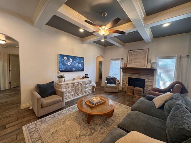 Foto del edificio - WOW! This home has it all, 3 full bathrooms, 5 true bedrooms AND a bonus room. great outdoor spac...