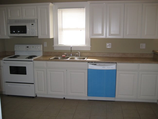 Kitchen - 928 Elm St
