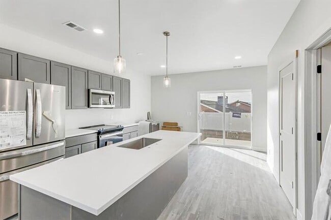 Building Photo - 2861 Naples Dr