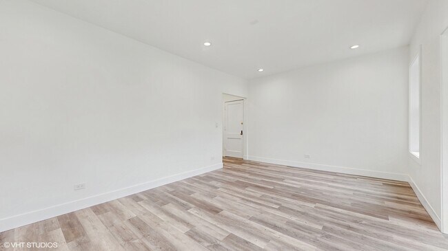 Foto del edificio - 6500 N Bosworth Ave