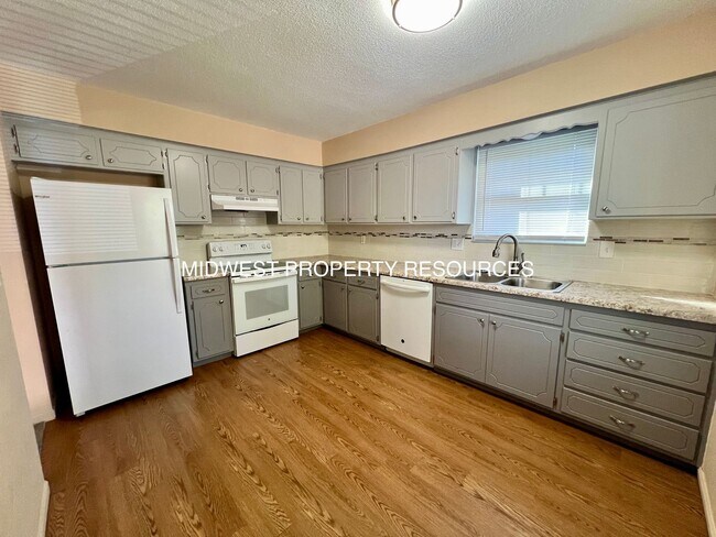 Building Photo - Freshly Updated 3 Bedroom Duplex