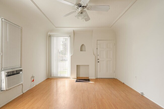 Building Photo - 320 N Glendora Ave
