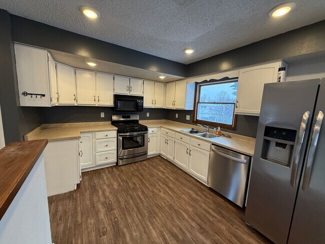 Building Photo - Welcome to this charming 3-bedroom, 2-bathroom home located in the heart of East Grand Forks, MN.