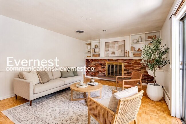 Building Photo - 4 Bed, 3 Bath Home with Fenced Yard & Garage / Available Soon!