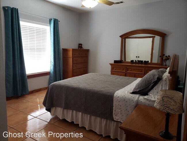 Building Photo - 3 br, 2 bath House - 172 W. Bear Springs Rd