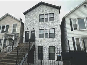 Building Photo - 2702 S Union Ave