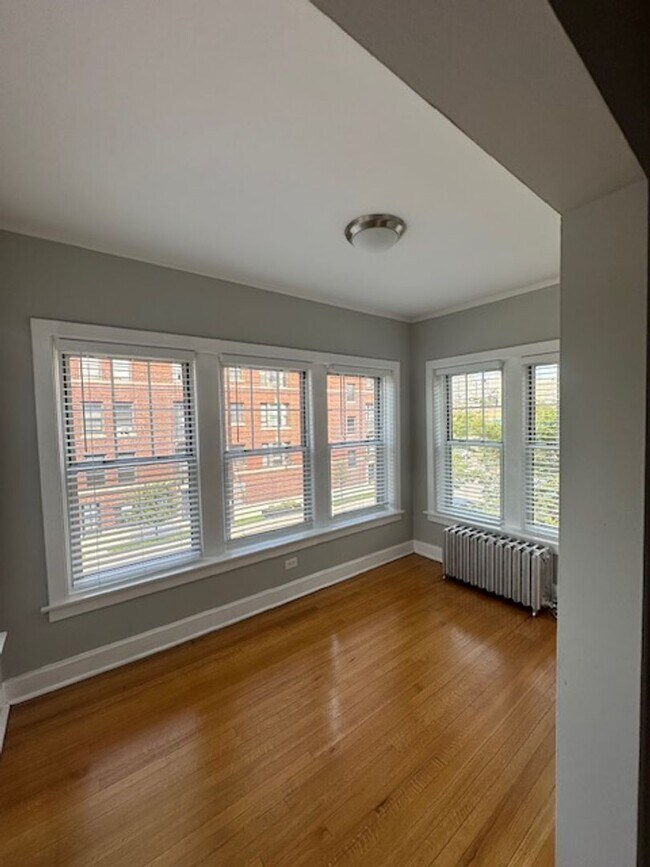 Foto del edificio - 5644 N Ridge Ave