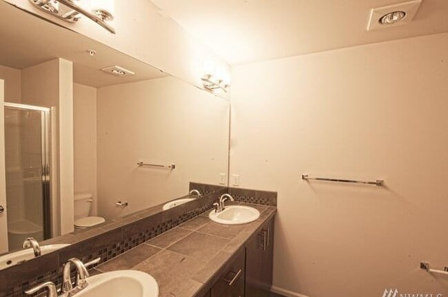 Building Photo - 15720 Manor Way