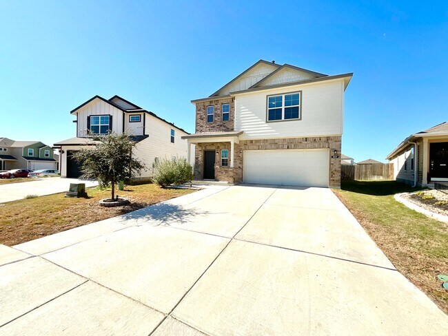 Foto del edificio - **APPLICATION RECEIVED** GORGEOUS 2 Story 4 Bedroom / 2.5 Bath Home With Solar Panels!