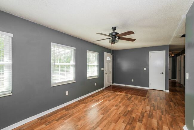 Building Photo - 3 Bedroom in Citrus Springs, FL!