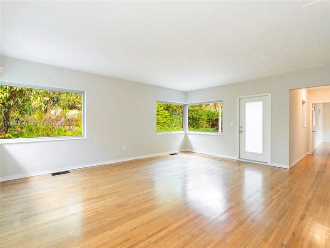 Foto del edificio - 650 NE 60th St