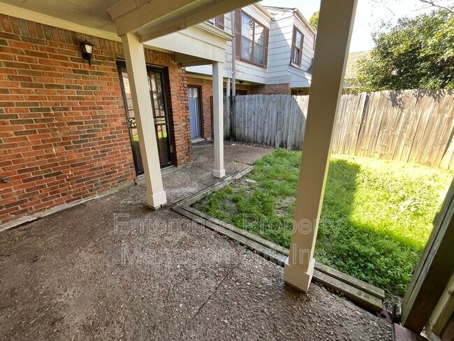 Foto del edificio - 3637 Haughton Ln